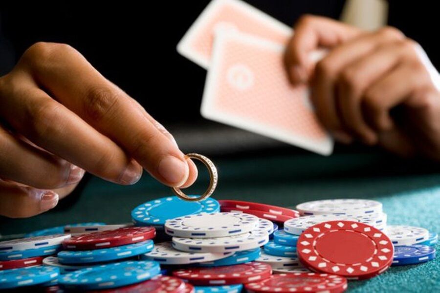Người nghiện cờ bạc luôn bị quyến rũ và có cảm giác thôi thúc hấp dẫn từ việc đánh bạc.